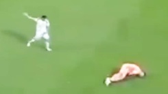 Một cầu thủ bỗng dưng đổ gục xuống sân, lên cơn co giật trong lúc thi đấu