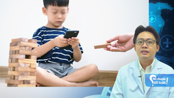 Xem smartphone, tivi nhiều trẻ dễ bị hội chứng TIC