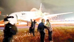 Những chi tiết bất ngờ quanh vụ cháy máy bay ở Nhật Bản