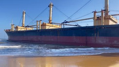 Hút cát, thông luồng cứu tàu hàng dài 160m mắc cạn ở Dung Quất