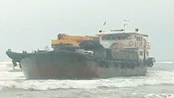 Một tàu sắt không chủ trôi dạt vào bờ biển Quảng Trị, được đấu giá 1,3 tỉ đồng