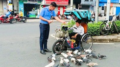 Ngồi xe lăn bán vé số, nhín tiền nuôi đàn bồ câu ở công viên Lê Văn Tám