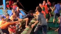 Ngư dân Việt Nam cứu 12 thuyền viên tàu hàng Malaysia, còn 3 người mất tích