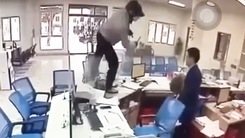 Camera ghi cảnh người đàn ông cầm dao cướp ngân hàng ở Cửa Lò