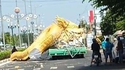 Linh vật rồng ở Tiền Giang bị gãy đầu trên đường vận chuyển