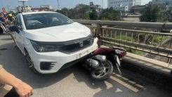 Hai cô gái đi xe máy bị ô tô tông văng khỏi cầu vượt, tử vong
