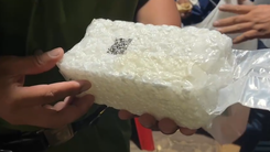 Du khách tắm biển Vũng Tàu nhặt được bịch 1kg nghi là ma túy đá