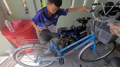 Nhớ mẹ đi làm ăn xa, cậu bé 10 tuổi đạp xe từ Phú Yên định vào Bình Dương tìm mẹ