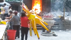 Video đốt ngựa giấy 'khủng' tại đền ông Hoàng Mười