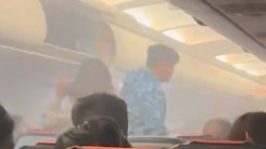 Cảnh báo 'nóng' sau vụ sạc dự phòng phát nổ gây khói mù mịt, máy bay hạ cánh khẩn cấp