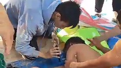 Cứu 6 học sinh khuyết tật bị sóng biển cuốn khi tắm ở biển Trung Lương