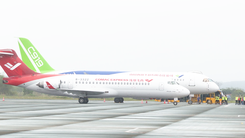 Cận cảnh hai máy bay thương mại 'made in' Trung Quốc lần đầu đến Vân Đồn
