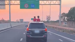 Bất chấp nguy hiểm trên đường cao tốc, tài xế để hai cháu nhỏ thò đầu lên cửa sổ trời hóng gió