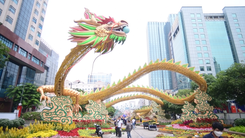 Cận cảnh rồng ngậm ngọc khoe dáng, 90.000 chậu hoa khoe sắc trên đường hoa Nguyễn Huệ