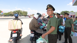 Phát 2.000 phần quà cho người dân trên đường về quê đón Tết