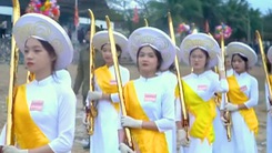 23 thiếu nữ mang đao kiếm gỗ bảo vệ trai làng tung kiệu cầu ngư