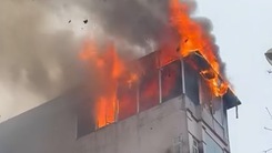 Cháy 5 căn nhà ở Hà Nội, cột khói đen cao hàng chục mét