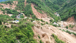 Flycam cảnh khai thác vàng trái phép ở Phước Sơn khiến núi đồi nham nhở