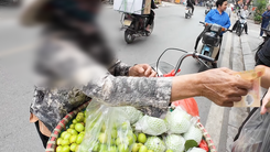 Khách Tây suýt bị ‘chém’ 200 ngàn đồng cho túi táo nhỏ: Đừng làm xấu hình ảnh du lịch Hà Nội