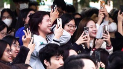 Hàng ngàn học sinh Hà Nội ‘cháy’ cùng Double2T trong Ngày hội tư vấn tuyển sinh