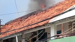 Cháy ở cư xá Vĩnh Hội, người dân hốt hoảng tháo chạy, nhiều tài sản bị thiêu rụi