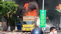 Thấy xe tải bốc cháy, tài xế lái ra đường vắng để dập lửa