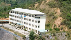 Sạt lở núi đe dọa ngôi trường hơn 63 tỉ ở Quảng Nam