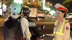 Vì sao Lâm Đồng cử 8 nữ cảnh sát giao thông trực tiếp kiểm tra nồng độ cồn?