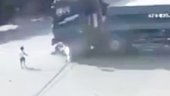 Camera quay cảnh xe tải tông xe máy, cháu bé 5 tuổi bật dậy sau tai nạn
