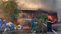 Hiện trường vụ cháy rụi 4 căn nhà ở An Giang