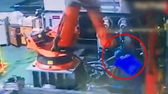 Cánh tay robot đè chết nam công nhân trong nhà máy