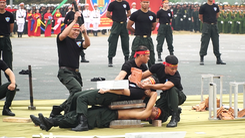 Cảnh sát cơ động phô diễn võ thuật, khí công ấn tượng trong lễ kỷ niệm 50 năm