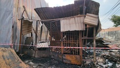 Thiệt hại nhiều tài sản do cháy nhà xưởng, nhà dân ở TP Thủ Đức