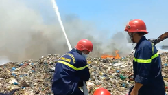 Cháy bãi rác lớn nhất tỉnh Vĩnh Long, khói đen bốc cao hàng trăm mét