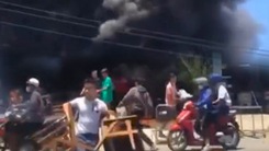 Bãi xe ô tô cháy dữ dội, người dân vác tài sản chạy thoát thân