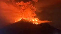 Động đất làm núi lửa ở Indonesia phun trào ba lần, ít nhất 800 người phải sơ tán