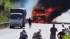 Cháy xe khách chở 22 người trên cao tốc qua Đồng Nai