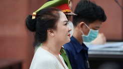 Bà Nguyễn Phương Hằng được cảnh sát dẫn giải đến phiên tòa phúc thẩm