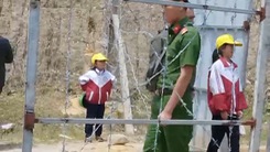 Vụ 'học sinh chui rào kẽm gai đến trường': Lâm Đồng hỏa tốc yêu cầu kiểm tra xử lý