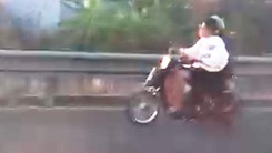 Lại có người chạy xe máy trên đường cao tốc TP.HCM - Trung Lương