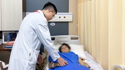 Nữ bác sĩ trẻ có thể phải ngồi xe lăn suốt đời sau tai nạn quái ác ở quán cà phê tại Hà Nội