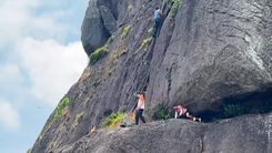 Một nhóm người leo núi Hòn Chuông bằng tay không, chính quyền địa phương nói gì?