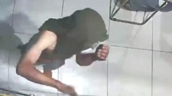 Camera kẻ trộm trùm kín đầu rồi trèo vào cửa hàng Điện Máy Xanh trộm 8 điện thoại