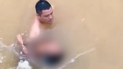 Người đàn ông lao xuống sông cứu sống cháu bé đuối nước