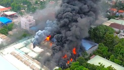 Cháy công ty đang bị đình chỉ hoạt động, cột khói đen kịt bốc cao hàng chục mét