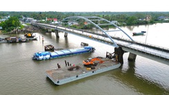 Sà lan va gây hư hỏng nặng cầu Mang Thít, cấm một số loại ô tô chạy qua cầu