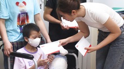 Chương trình Ước mơ của Thúy trao quà cho bệnh nhi ung thư tại Hà Nội