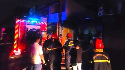 Hiện trường vụ cháy nhà 2 tầng ở TP.HCM lúc nửa đêm, 5 người mắc kẹt được cứu