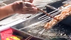 Xôn xao video quán bún chả ở Hà Nội nhúng thịt vào khay nước đen ngòm