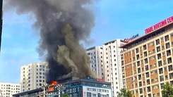 Cháy tầng thượng chung cư tại Bắc Ninh, cột khói hàng chục mét